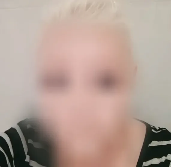 Melanie, 39