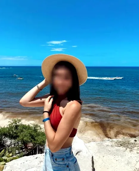 Nina, 22