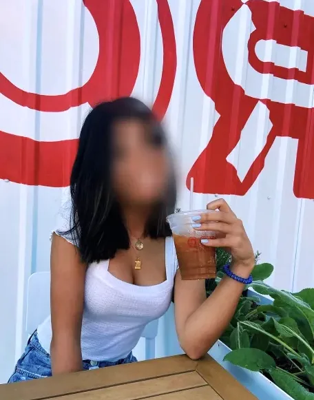 Sandra, 19